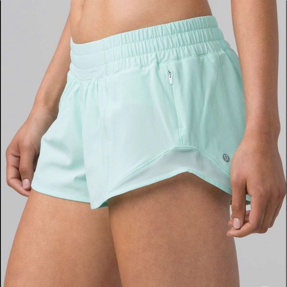 Lululemon Hotty Hot Shorts in Toothpaste sz 4, 2.5” inseam NWT